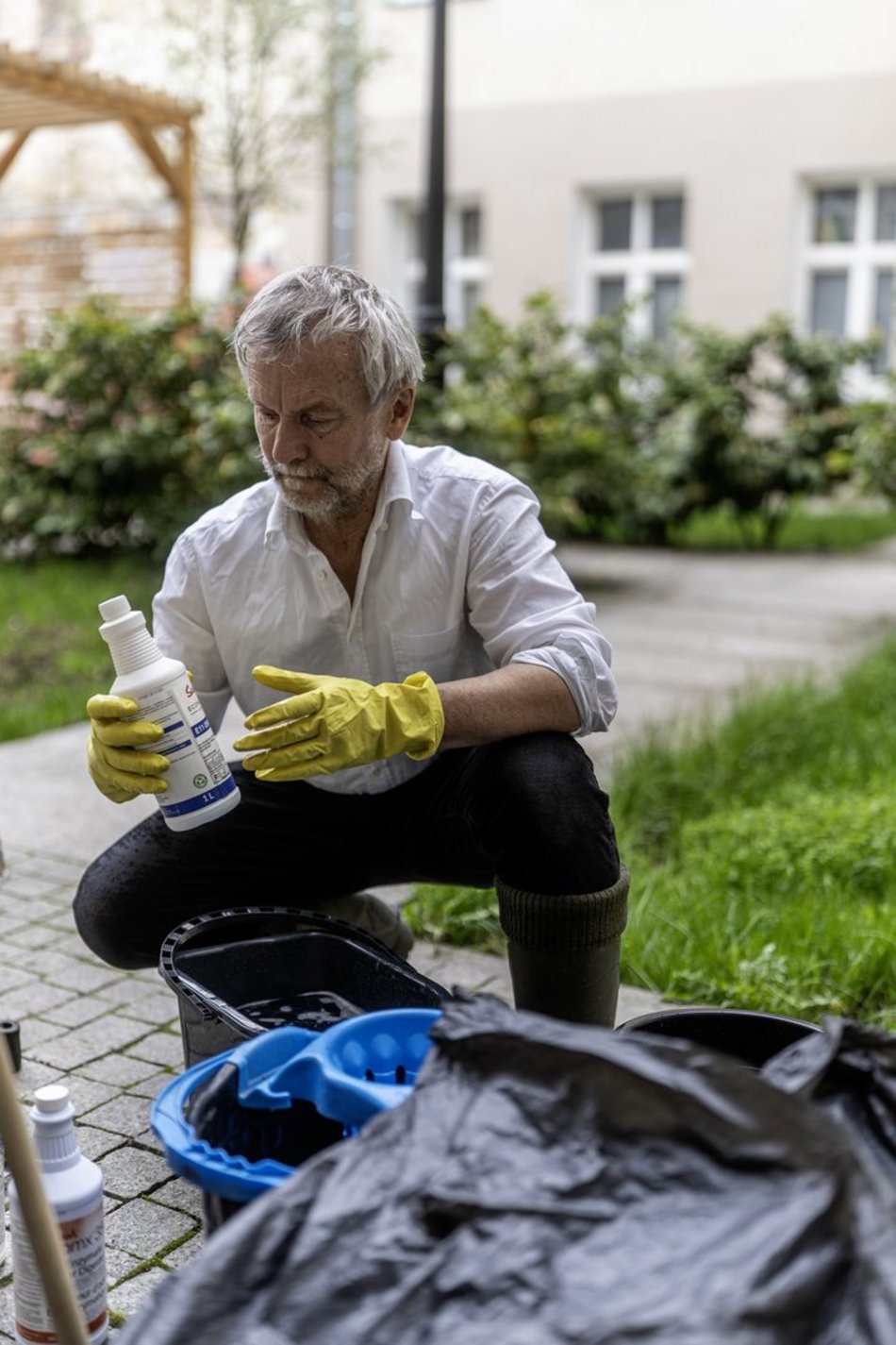 Łódź. Pan Andrzej to bohater z Włókienniczej w Łodzi. Wziął sprawy w swoje ręce i dba o kamienicę i sąsiadów!