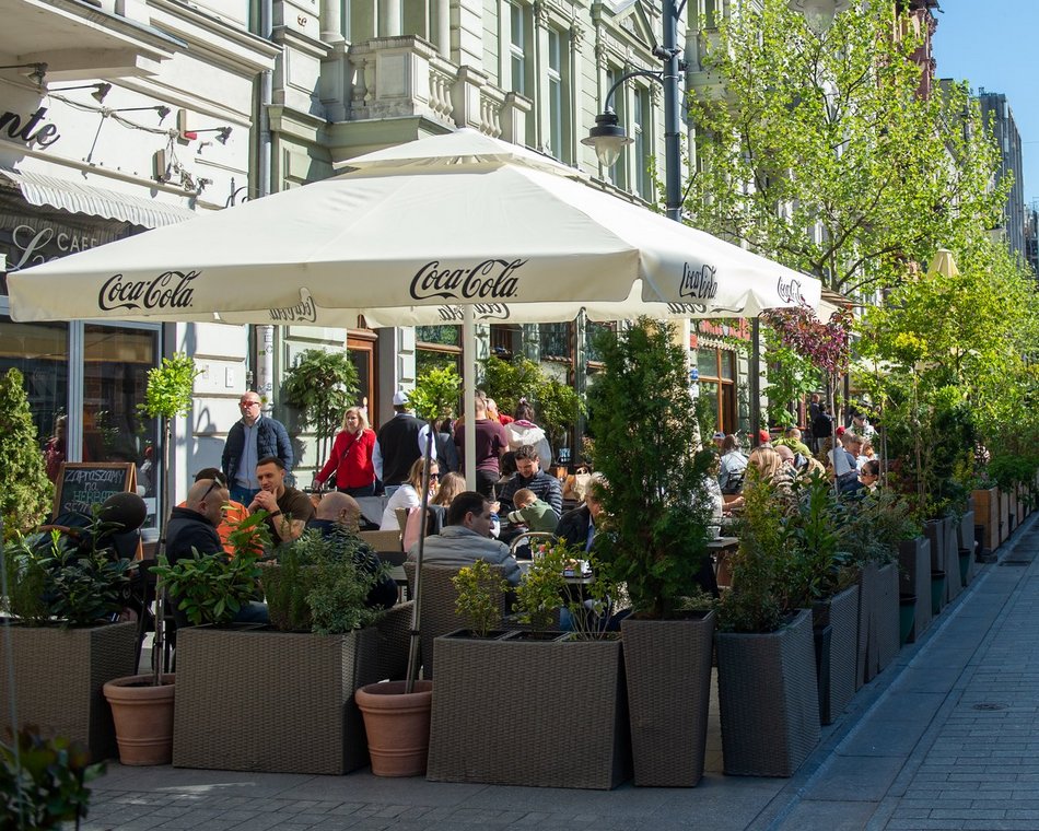 Łódź. Tłumy łodzian w ogródkach na Piotrkowskiej. Tam już czuć majówkę! [ZDJĘCIA]