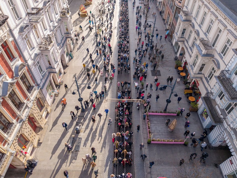 Łódź. Polonez dla Łodzi. Tłumy maturzystów zatańczyły na Piotrkowskiej. Razem z nimi łodzianie!