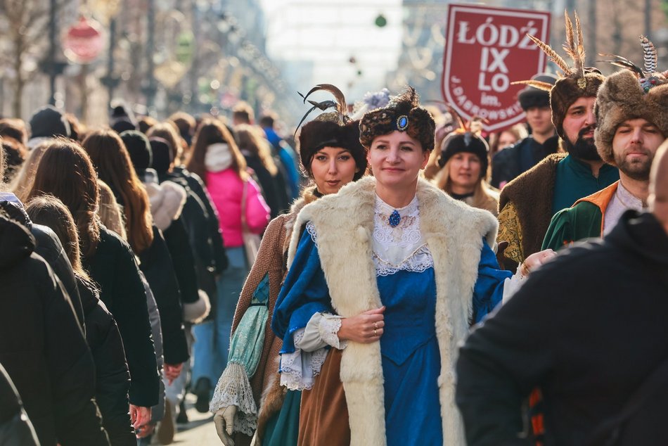 Łódź. Polonez dla Łodzi. Tłumy maturzystów zatańczyły na Piotrkowskiej. Razem z nimi łodzianie!