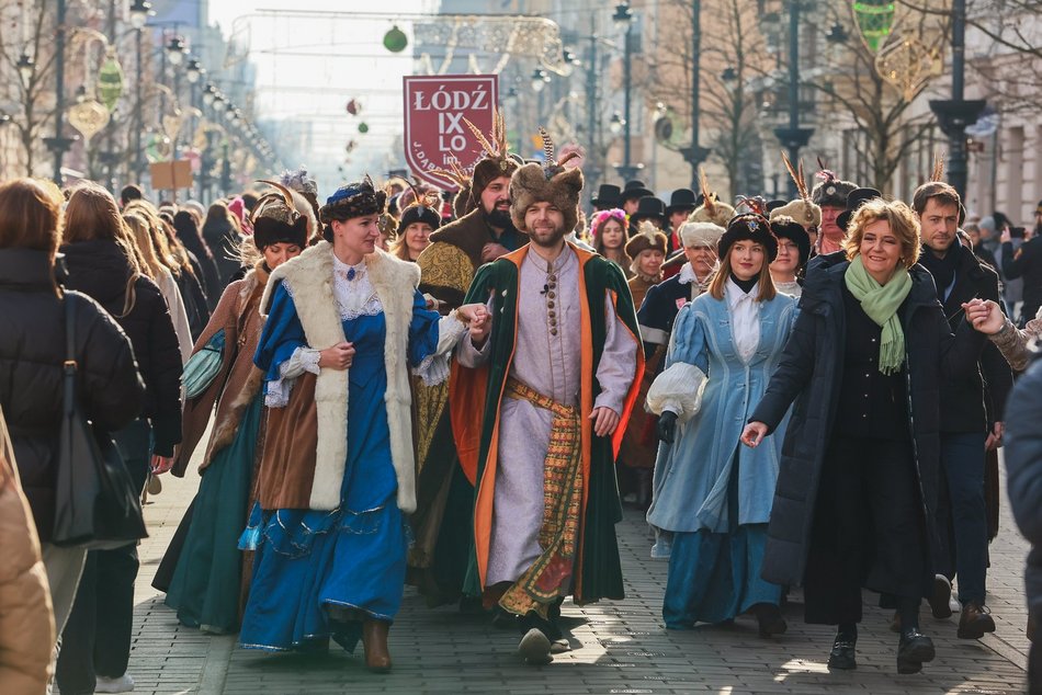 Łódź. Polonez dla Łodzi. Tłumy maturzystów zatańczyły na Piotrkowskiej. Razem z nimi łodzianie!