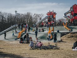 Łódź. Dobra pogoda w Łodzi sprzyja spacerowaniu! Tłumy w Parku na Zdrowiu w Łodzi