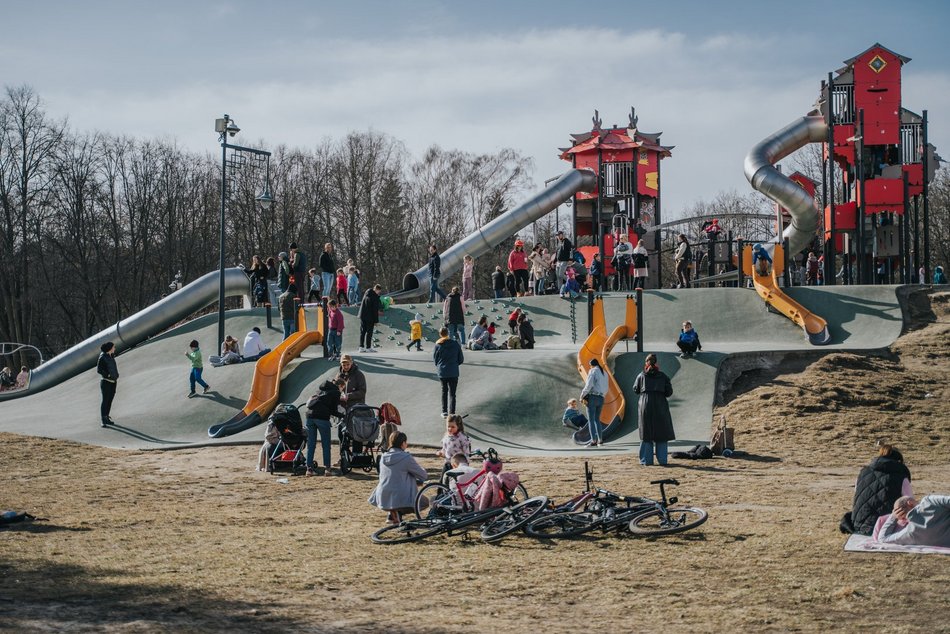 Łódź. Dobra pogoda w Łodzi sprzyja spacerowaniu! Tłumy w Parku na Zdrowiu w Łodzi