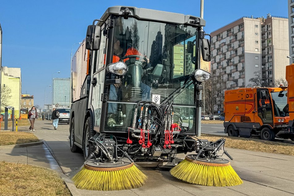 Łódź. Łódź sprząta na błysk po zimie! Pracownicy nie próżnują i porządkują ulice, parki, chodniki i nie tylko