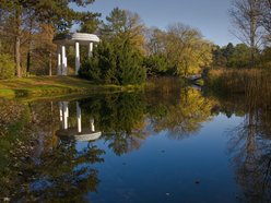 Park Poniatowskiego w jesiennych barwach. Baśniowy krajobraz w centrum miasta