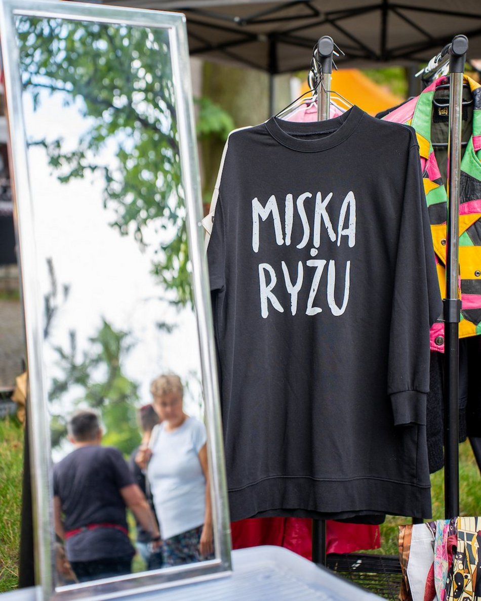 Łódź. Lipcowy targ staroci na Księżym Młynie. Miłośnicy rzeczy z duszą nie zawiedli