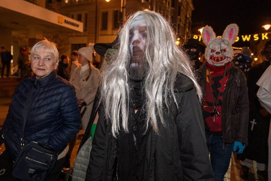 Łódź. Halloweenowa parada przeszła Piotrkowską w Łodzi. Tłumy duchów, czarownic i zombie!