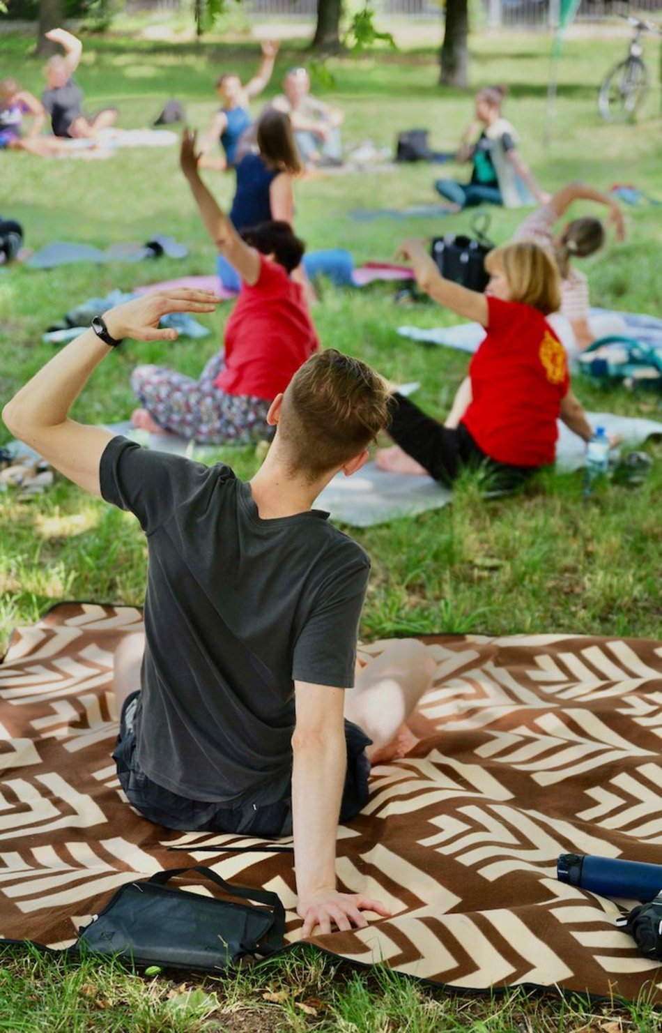 Łódź. Joga na świeżym powietrzu. Chętnych w parku Podolskim w Łodzi nie brakowało