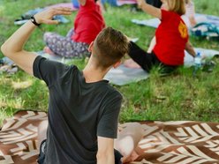 Łódź. Joga na świeżym powietrzu. Chętnych w parku Podolskim w Łodzi nie brakowało