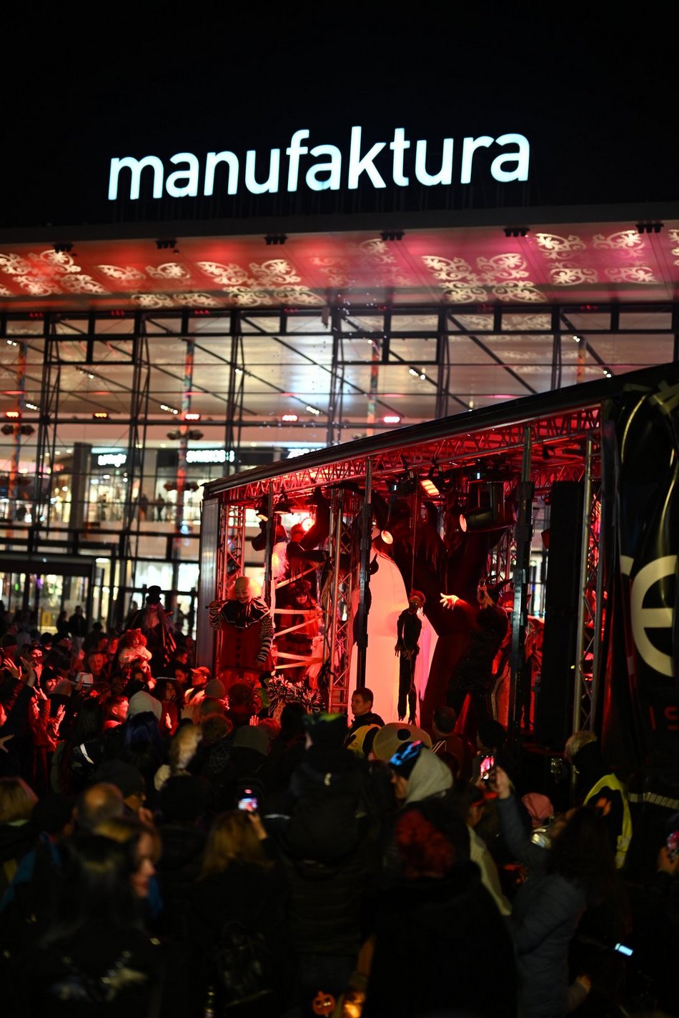 Łódź. Halloweenowa parada przeszła Piotrkowską w Łodzi. Tłumy duchów, czarownic i zombie!