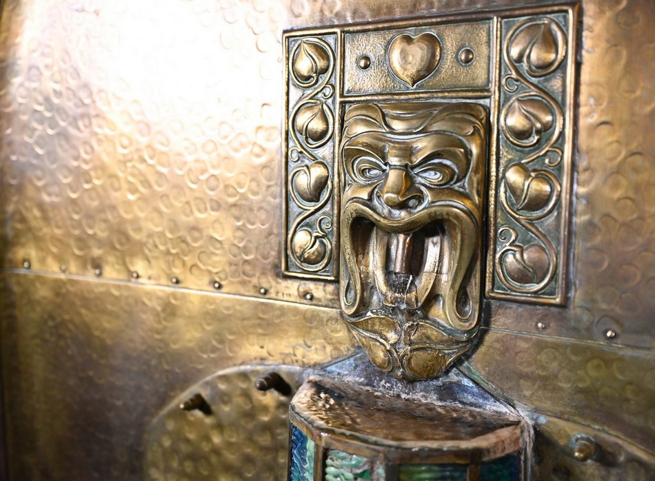 Łódź. Tajemnice ukrytych fontann i zdrojów w Łodzi. Lwie głowy i szklane kaskady w pałacach fabrykantów