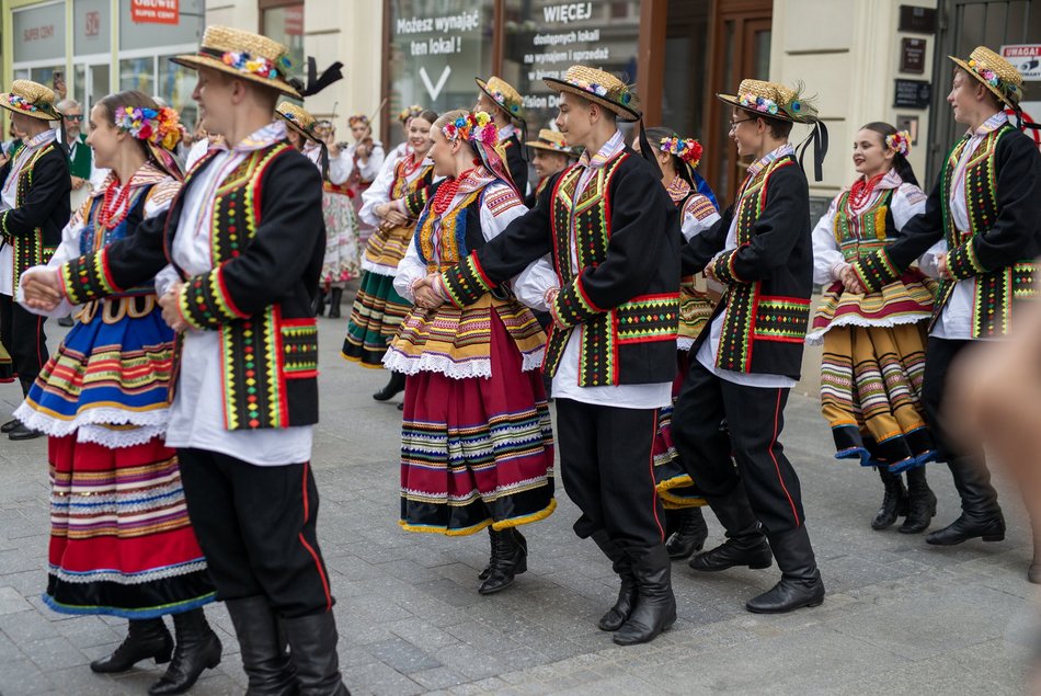 ludzie w strojach folkowych na ulicy