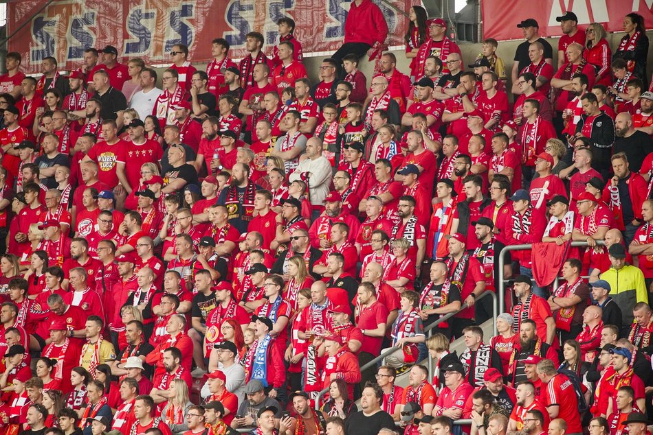 Kibice na meczu Widzewa Łódź z Lechem Poznań