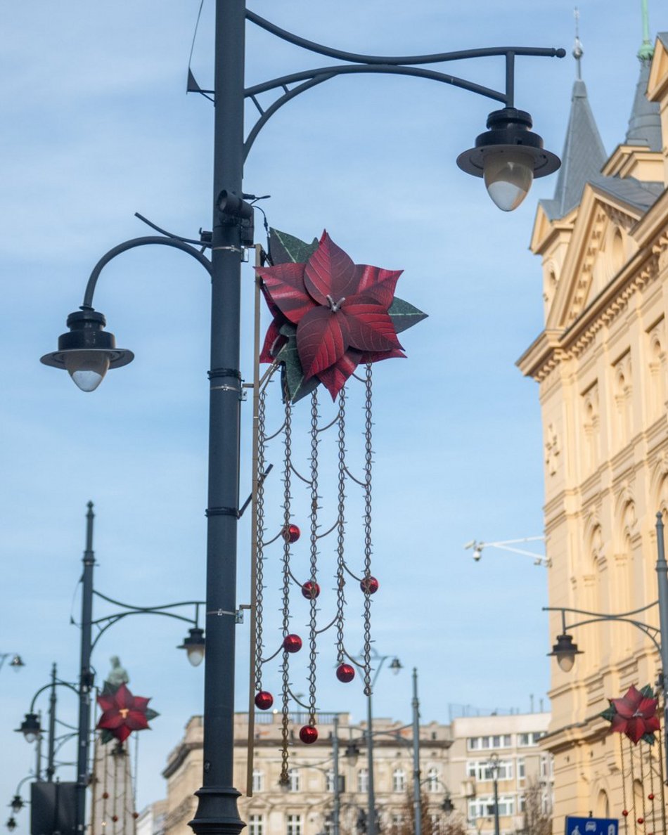 Łódź. Coraz bliżej Święta! Na Piotrkowskiej w Łodzi pojawiły się już pierwsze dekoracje