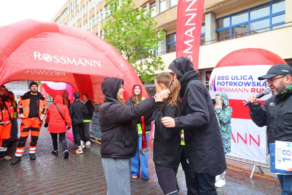 Mini Bieg Ulicą Piotrkowską w Łodzi w deszczu. To nie zepsuło jednak imprezy