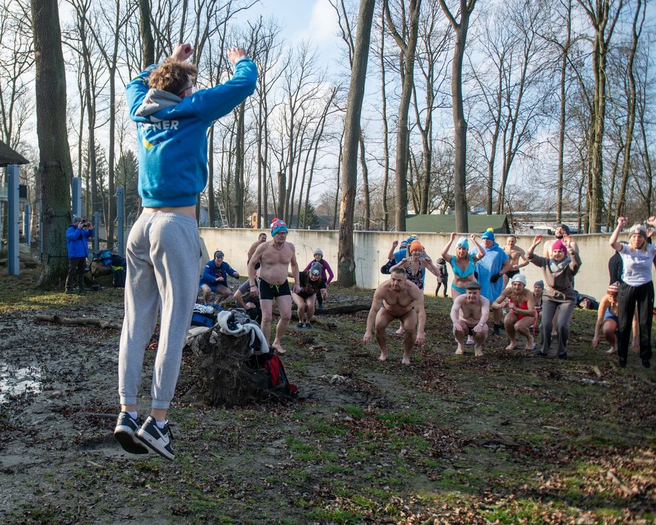 Łódź. Morsowanie w basenie dla słoni