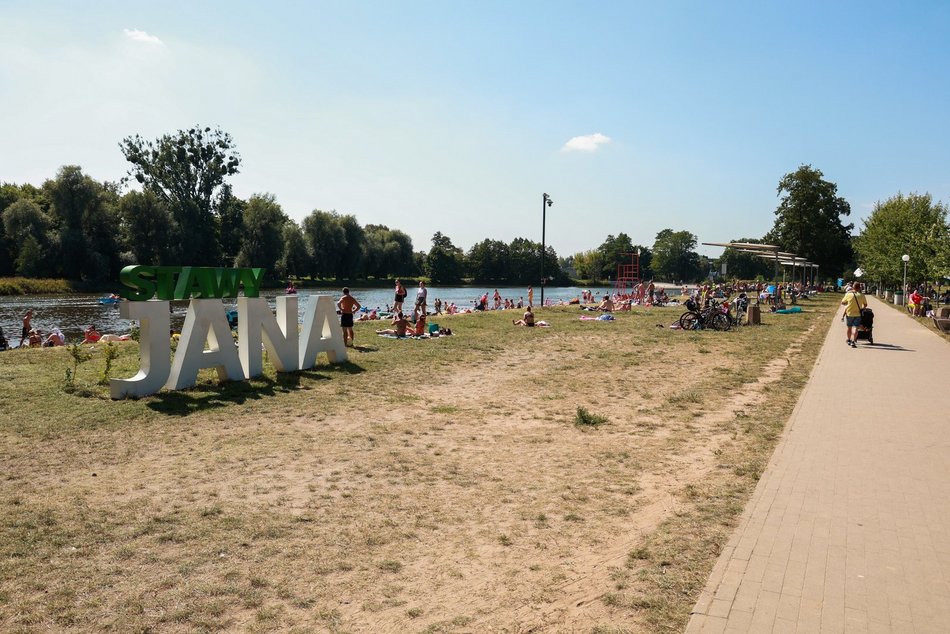 Łódź. Upalny weekend na Stawach Jana w Łodzi. Tak wypoczywają łodzianie!