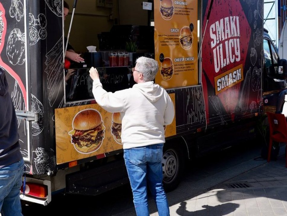 Łódź. Zlot food trucków w EC1 Łódź. Nie chce Ci się gotować? Koniecznie tam zajrzyj!