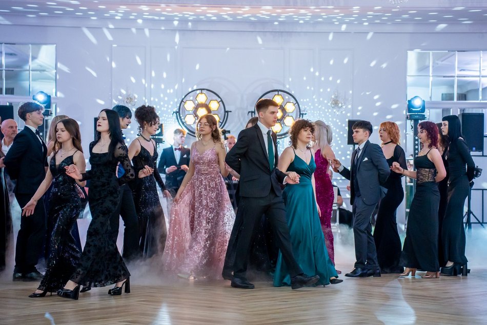 Łódź. Studniówka IV LO w Łodzi. Kreacje, które zapierały dech i radość na twarzach młodzieży