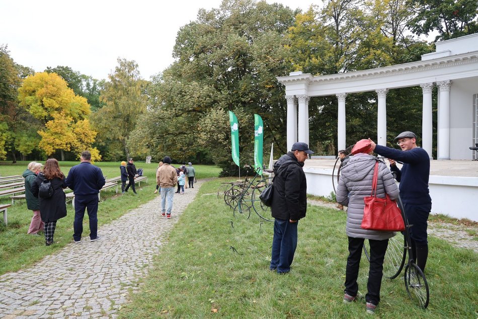Pokaz rowerowy w parku Julianowskim