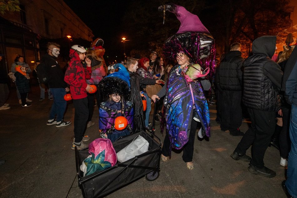 Łódź. Halloweenowa parada przeszła Piotrkowską w Łodzi. Tłumy duchów, czarownic i zombie!