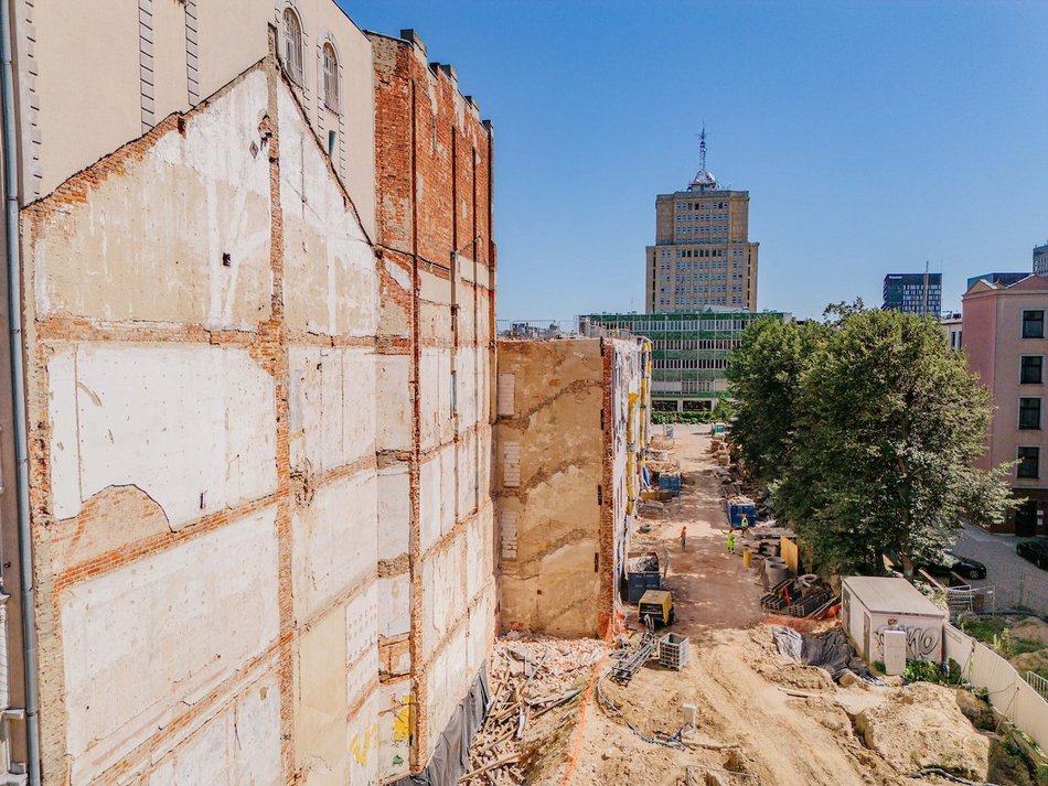 Łódź. „Dziura” przy Piotrkowskiej 58 w Łodzi znika na naszych oczach! Prace wystartowały!