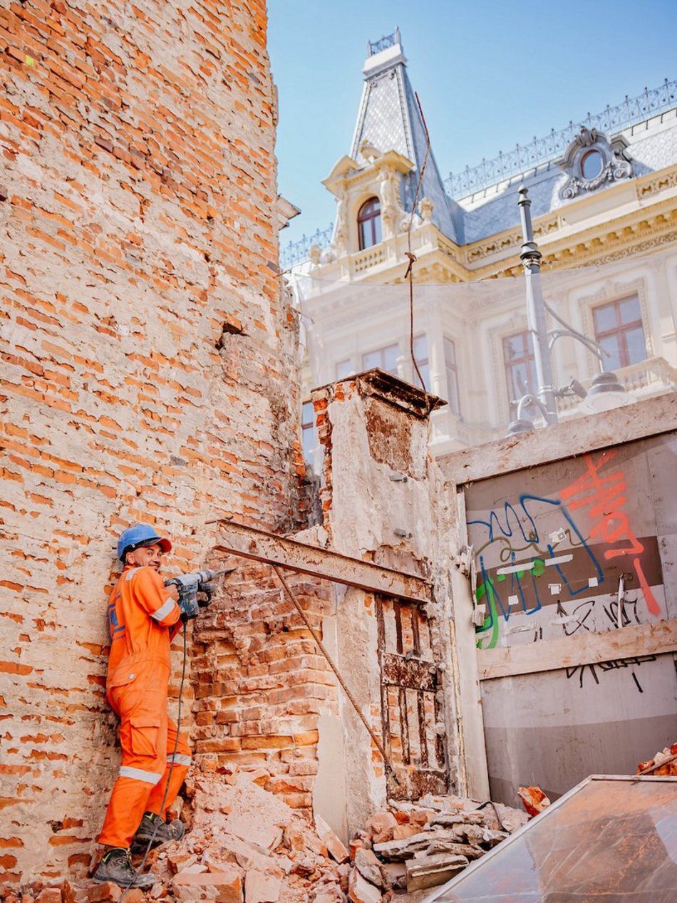 Łódź. „Dziura” przy Piotrkowskiej 58 w Łodzi znika na naszych oczach! Prace wystartowały!