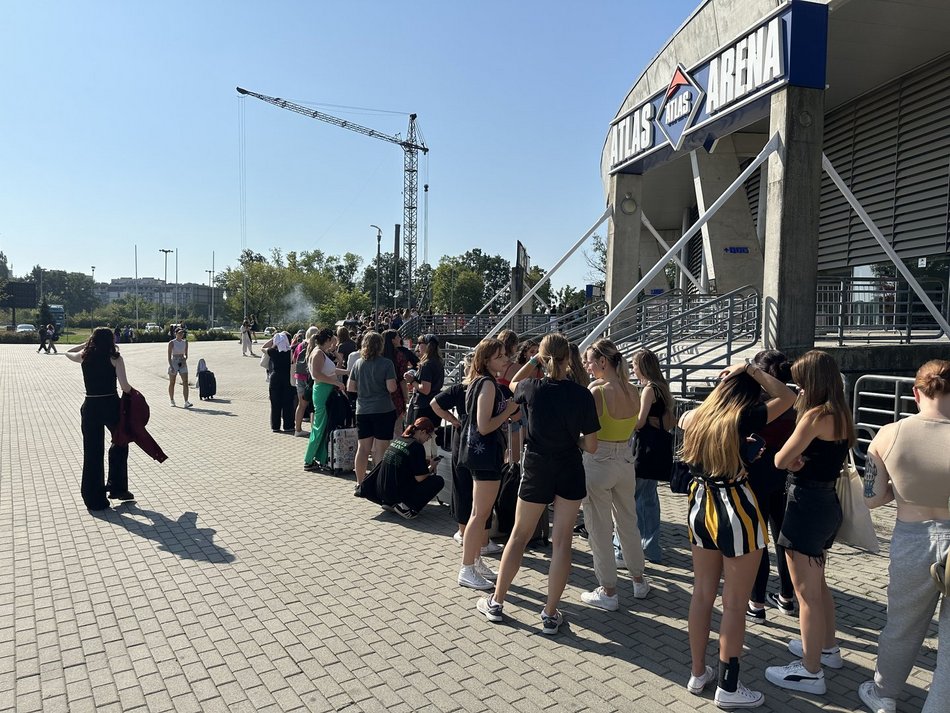 Tłumy fanek Louisa Tomlinsona przed Atlas Areną