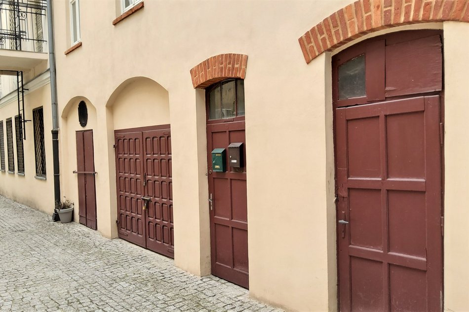 Stajnie na podwórkach w Łodzi