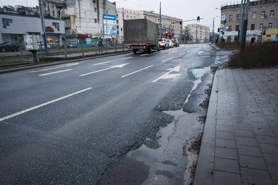 Ulica Zachodnia przed remontem - dziury w nawierzchni