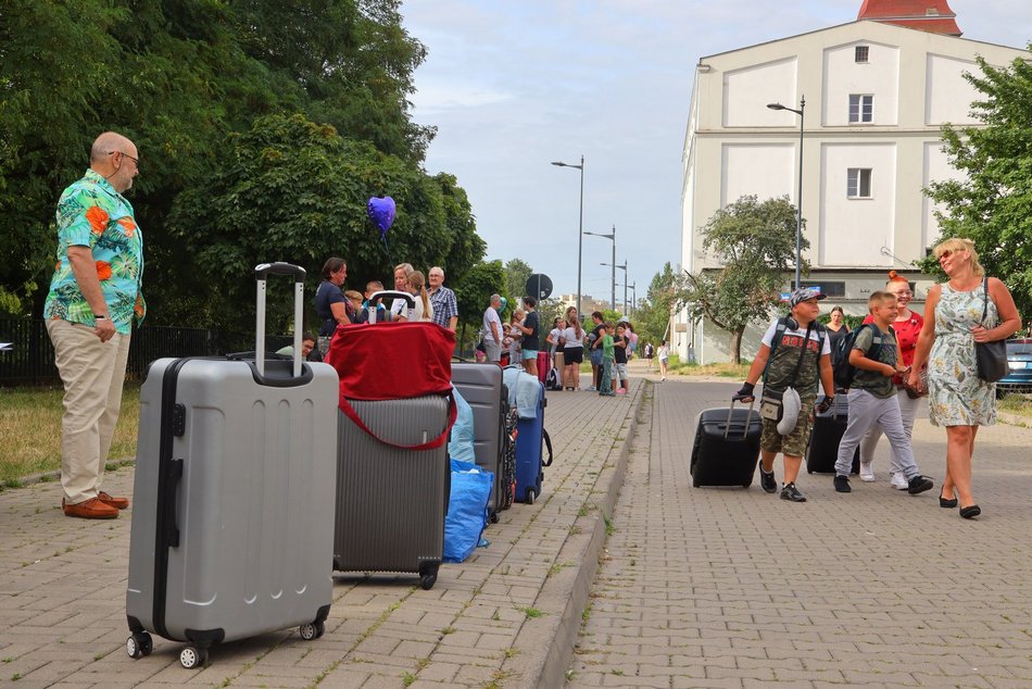 Rodzice żegnają dzieci przed wyjazdem na kolonie miejskie w Łodzi