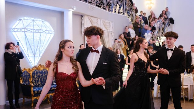 Studniówka XV w Łodzi. Niezapomniane chwile i piękne wspomnienia [ZDJĘCIA]