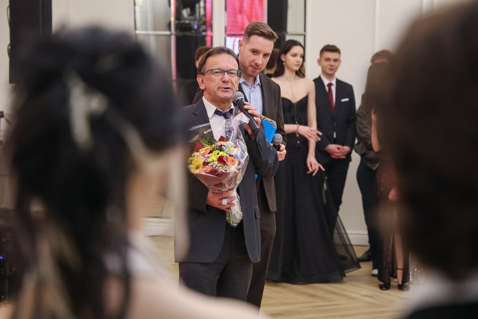 Łódź. Studniówka II LO w Łodzi. Wspaniali maturzyści świętowali w Pałacu Skotniki