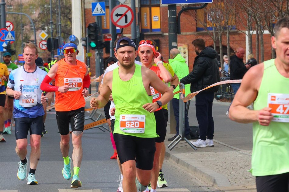 Łódź. DOZ Maraton Łódź 2026. Brałeś udział w biegu? Odszukaj się w galerii i zapisz na pamiątkę!