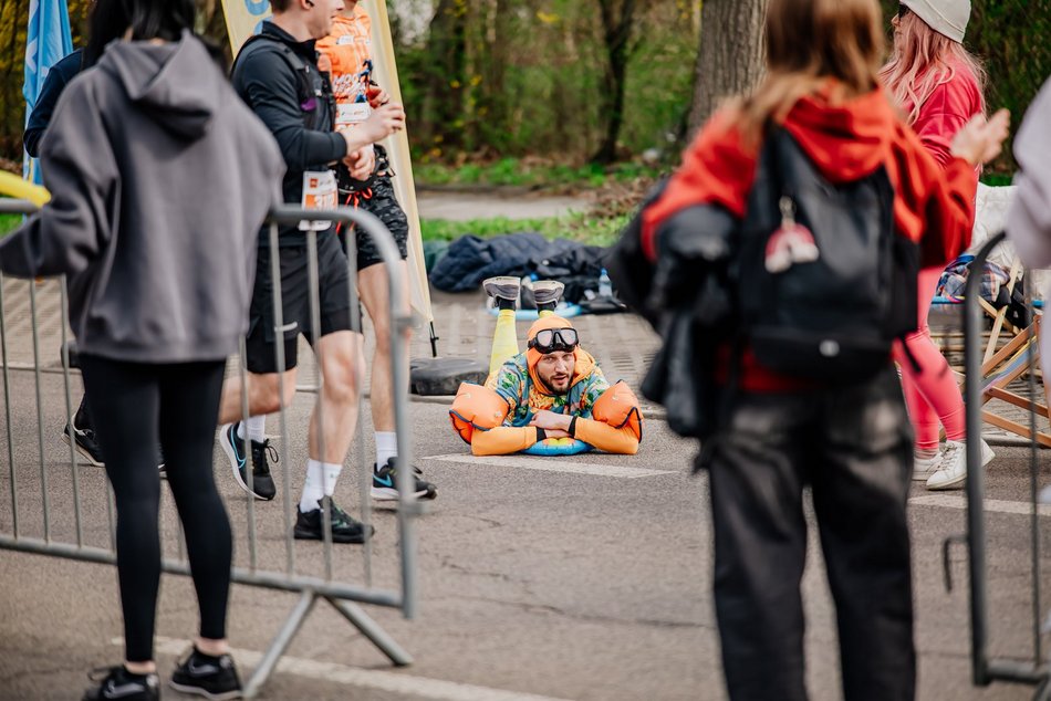 Łódź. Strefa kibica na DOZ Maraton Łódź 2026. Jak Łodzianie dopingowali biegaczy?