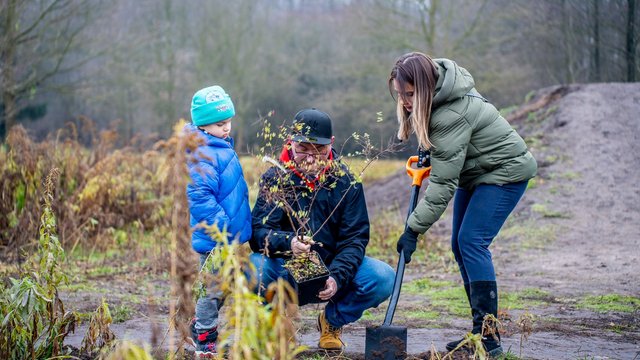 Park Pileckiego na Złotnie w Łodzi pięknieje. 300 nowych krzewów i hit dla dzieci [ZDJĘCIA]