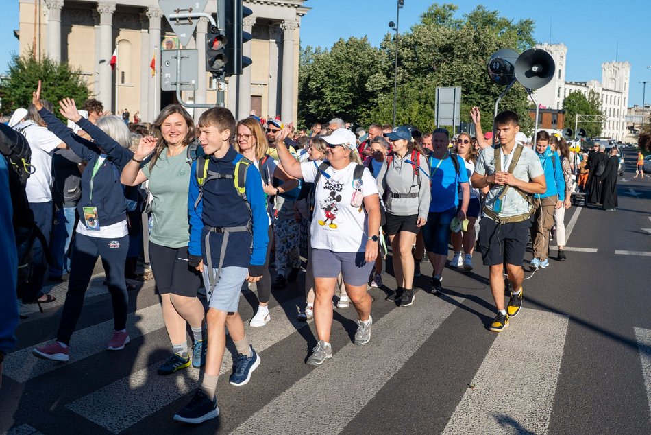 Łódź. Ruszyła 100. Piesza Pielgrzymka Łódzka na Jasną Górę. Maszeruje ponad 200 pątników!