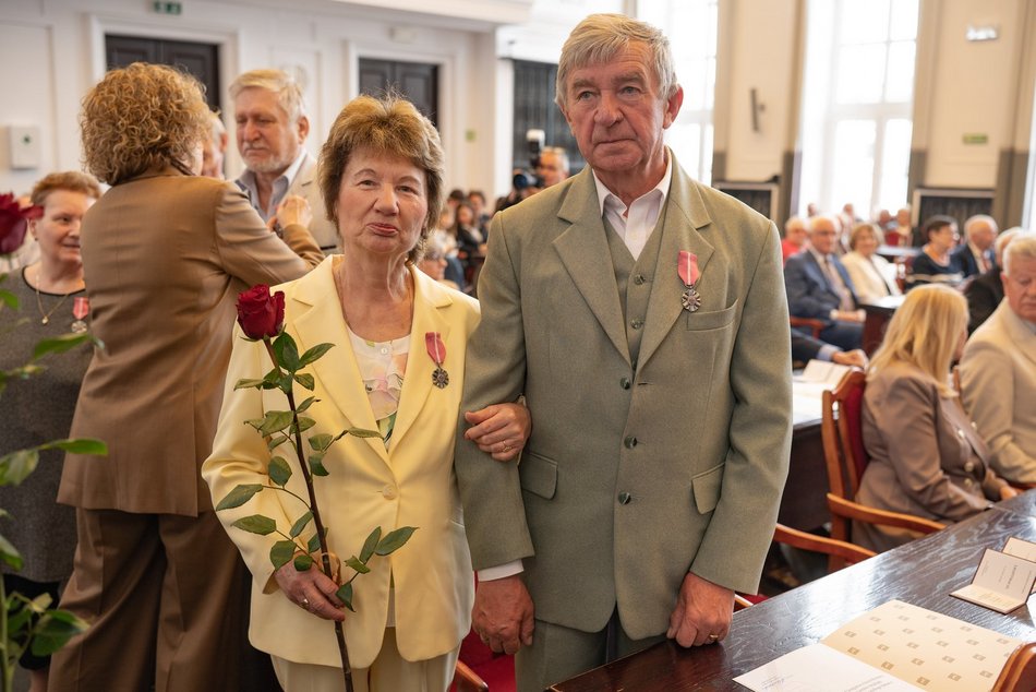 Łódź. Medale za długoletnie pożycie małżeńskie. Rekordziści świętują 63-lecie!