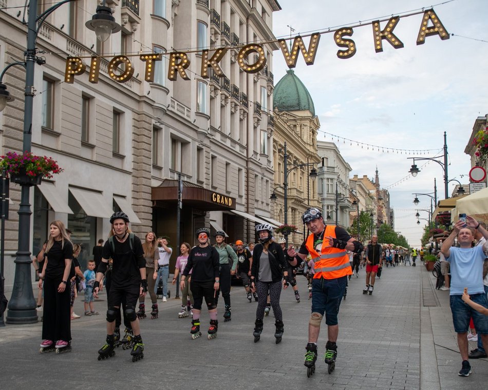 Łódź. Nightskating Łódź za nami. Rolkarze znów opanowali Piotrkowską