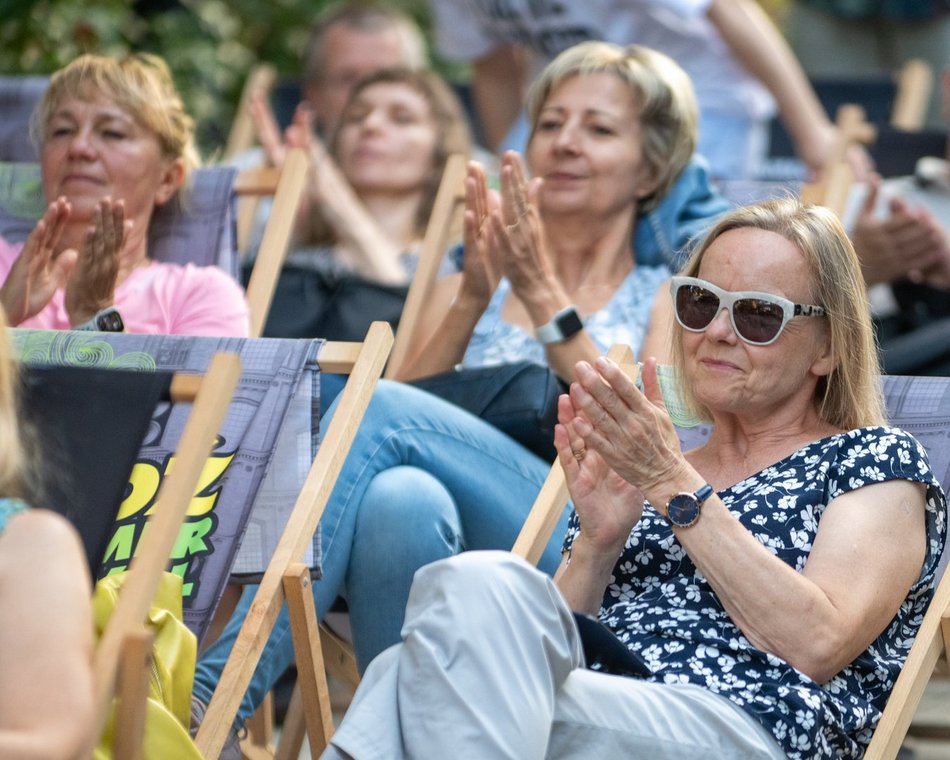 Łódź. Sobotnie Brzmienia na Piotrkowskiej w Łodzi. Klimatyczny początek wieczoru w Pasażu Róży