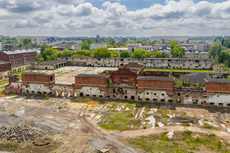 Łódź. Słynna fabryka Uniontex w Łodzi w trakcie remontu. Odwiedził ją Jan Paweł II