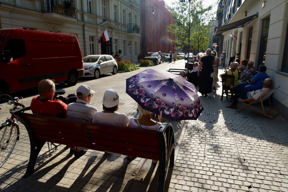 Łódź. Włókiennicza Unplugged w Łodzi. Duet „Two of As” zachwycił mieszkańców ulicy i przechodniów
