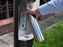 Łódź. Nowy zdrój z wodą w Łodzi. Powstał w odpowiedzi na potrzeby mieszkańców