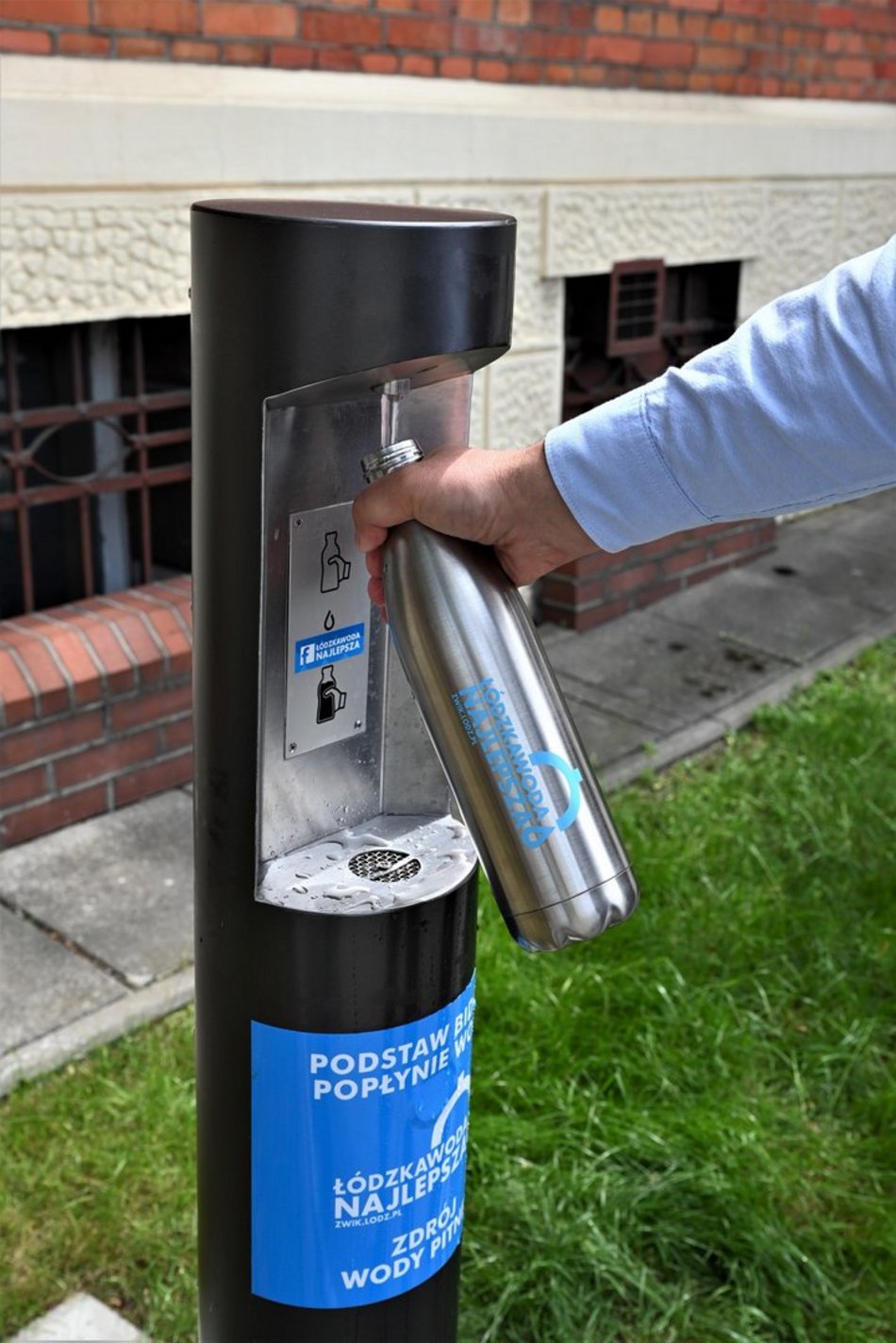 Łódź. Nowy zdrój z wodą w Łodzi. Powstał w odpowiedzi na potrzeby mieszkańców