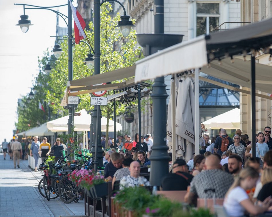 tłum na ulicy