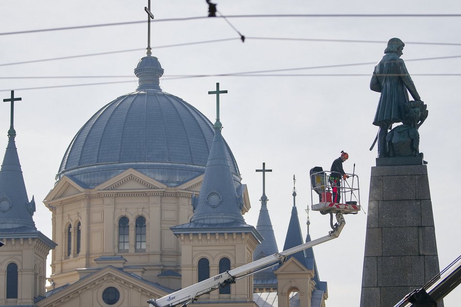 Plac Wolności. Mycie pomnika Tadeusza Kościuszki