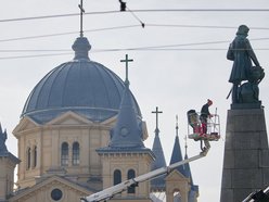 Plac Wolności. Mycie pomnika Tadeusza Kościuszki