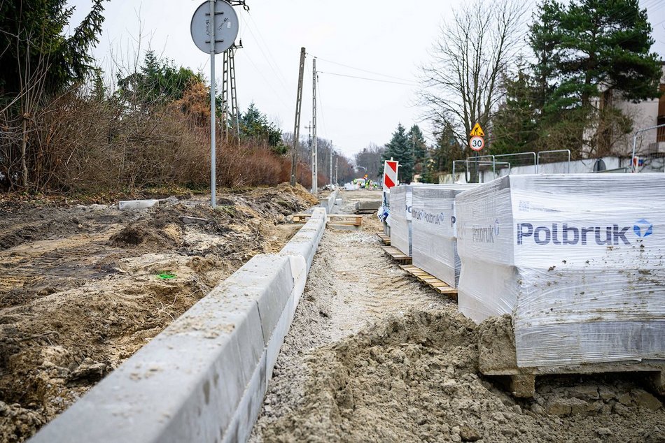 Łódź. Nowa podbudowa drogi, krawężniki i płyty postojowe dla MPK Łódź na Biegunowej