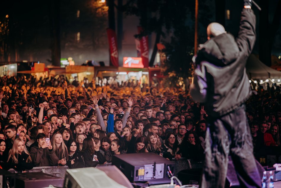 Łódź. Juwenalia 2025 w Łodzi. Pierwsze koncerty na Lumumbowie przyciągnęły tłumy