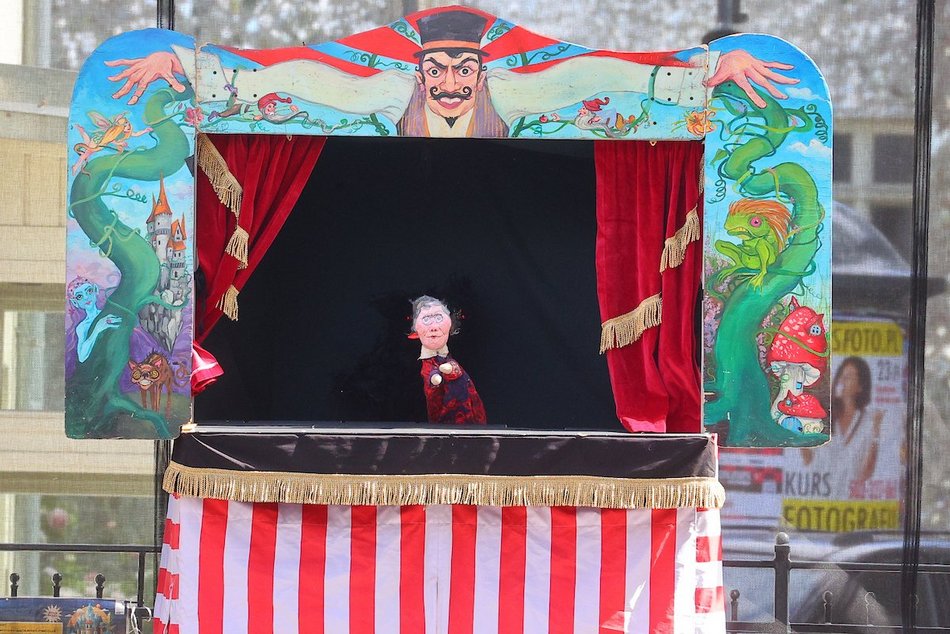 Łódź. Baśniowa Piotrkowska w Łodzi. Teatr Barnaby zachwycił najmłodszych widzów